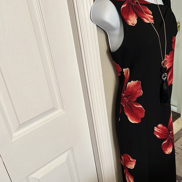 A black crepe hi/Lo dress with maroon magnolias and cut in shoulder. A beauty 🌺 - Picture 5 of 15